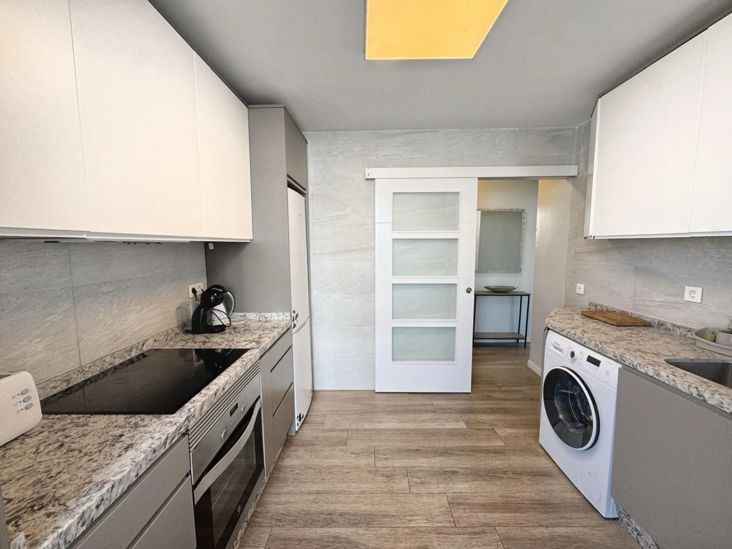 Discover this magnificent apartment in Marbella, located in a privileged area where you will have everything you need within reach: bars, restaurants, leisure areas, shops, and all essential services for a comfortable and dynamic lifestyle. In addition, i