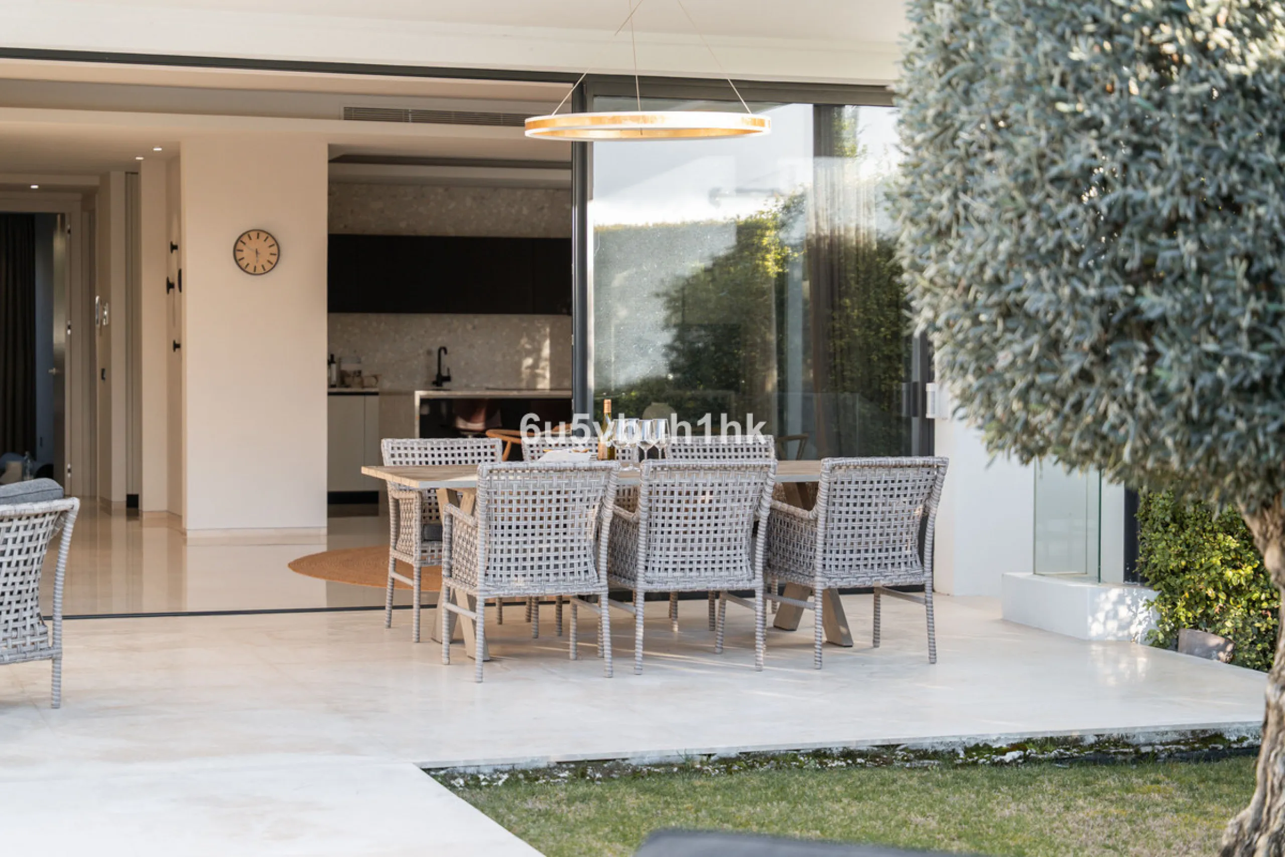 House - Detached Villa в продаже в Marbella, Málaga. В доме 6 спален и 6 ванных комнат. Площадь дома 476 м². Площадь участка 618 м²