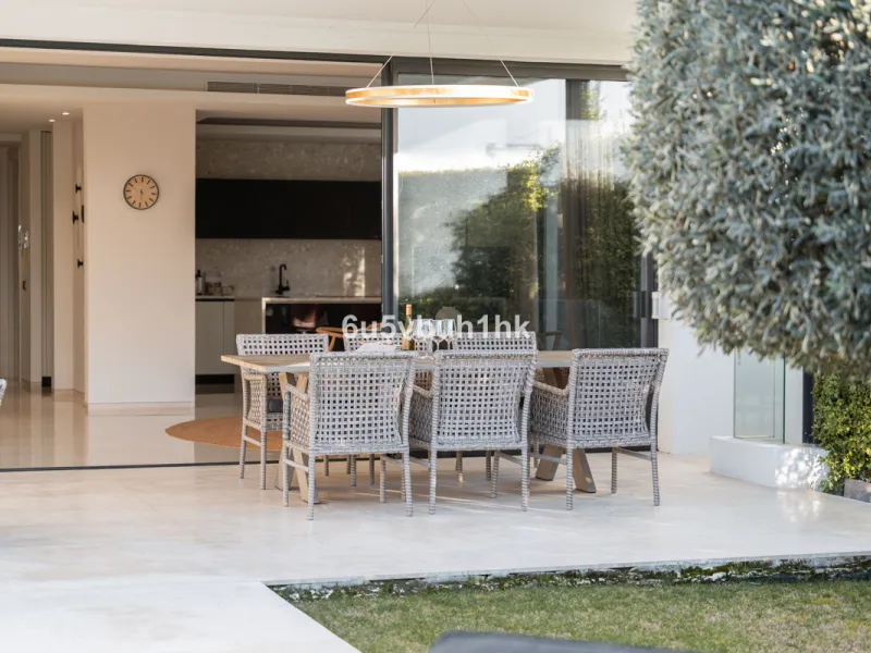 House - Detached Villa в продаже в Marbella, Málaga. В доме 6 спален и 6 ванных комнат. Площадь дома 476 м². Площадь участка 618 м²