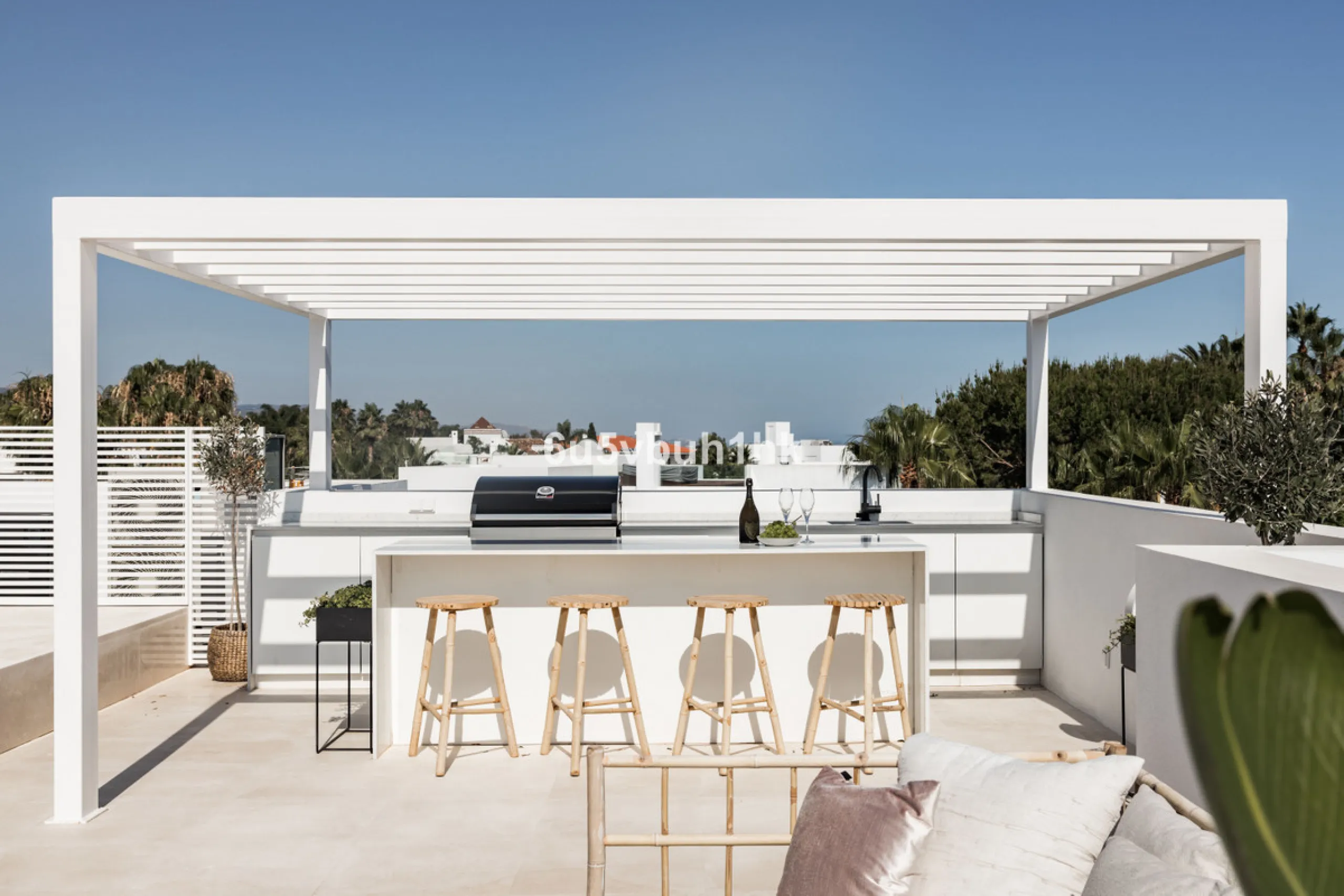 House - Detached Villa в продаже в Marbella, Málaga. В доме 6 спален и 6 ванных комнат. Площадь дома 476 м². Площадь участка 618 м²