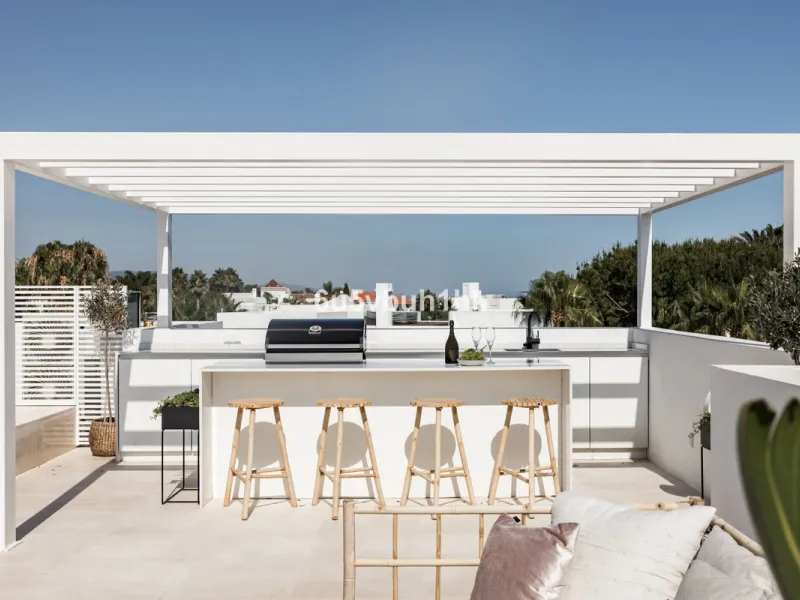 House - Detached Villa в продаже в Marbella, Málaga. В доме 6 спален и 6 ванных комнат. Площадь дома 476 м². Площадь участка 618 м²