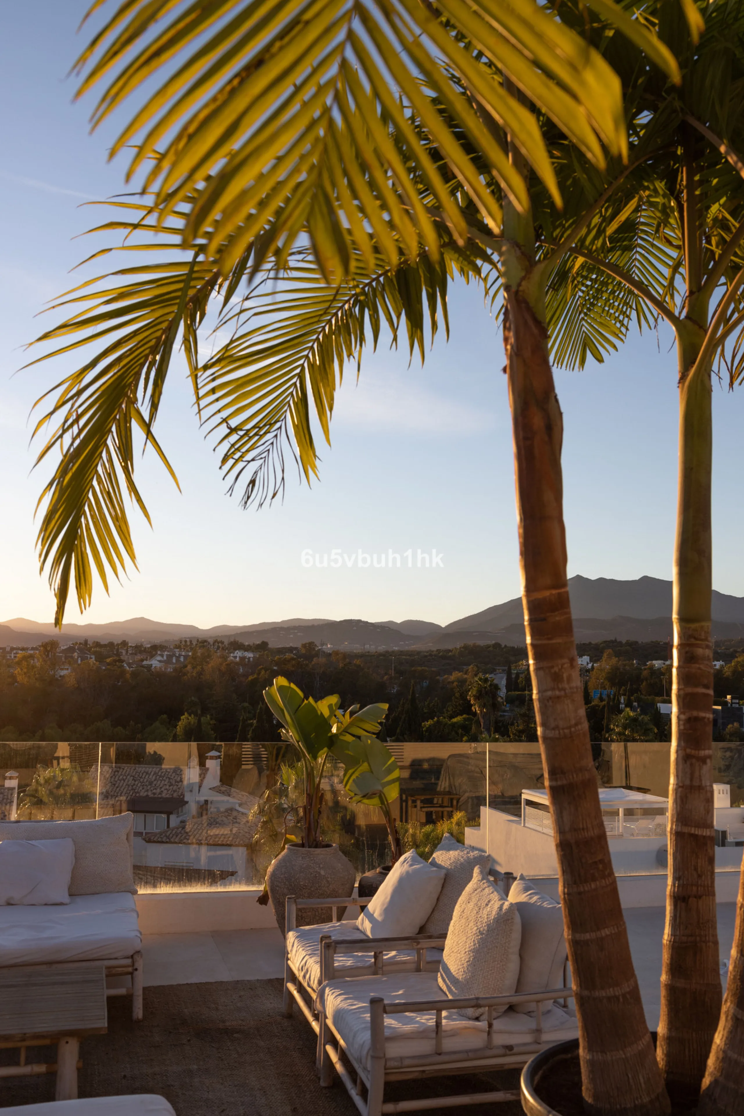 House - Detached Villa в продаже в Marbella, Málaga. В доме 6 спален и 6 ванных комнат. Площадь дома 476 м². Площадь участка 618 м²