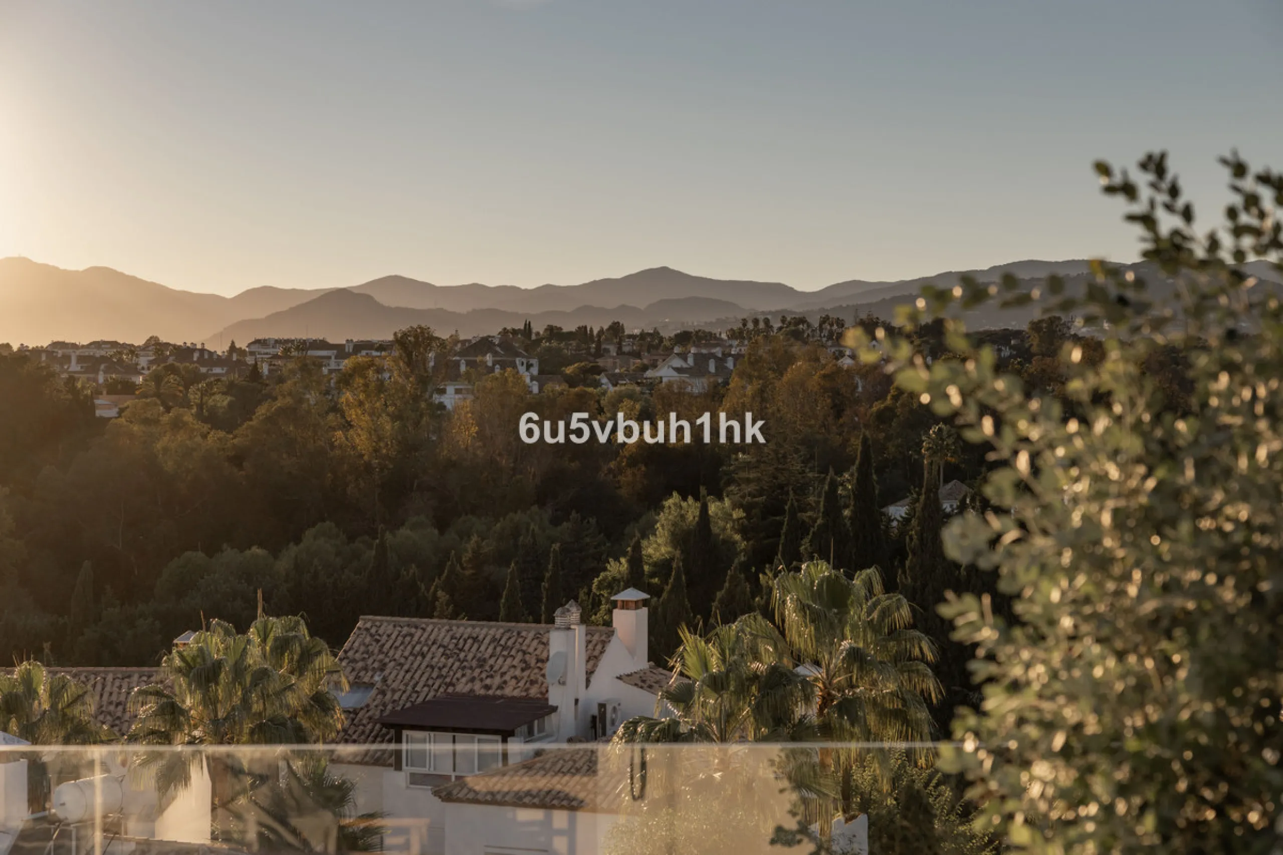 House - Detached Villa в продаже в Marbella, Málaga. В доме 6 спален и 6 ванных комнат. Площадь дома 476 м². Площадь участка 618 м²