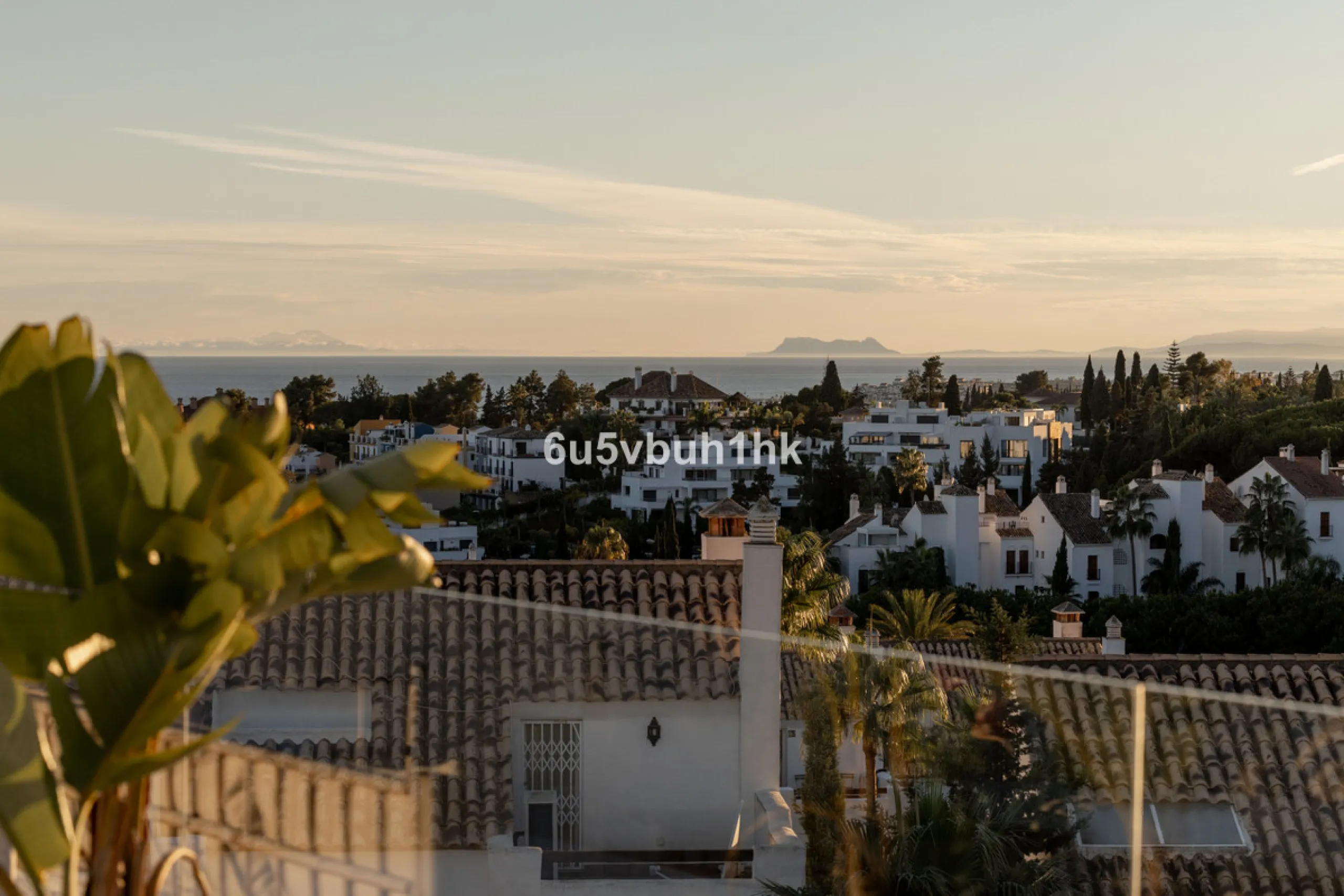 House - Detached Villa в продаже в Marbella, Málaga. В доме 6 спален и 6 ванных комнат. Площадь дома 476 м². Площадь участка 618 м²