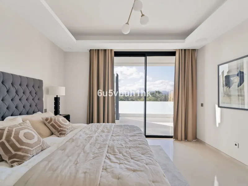 House - Detached Villa в продаже в Marbella, Málaga. В доме 6 спален и 6 ванных комнат. Площадь дома 476 м². Площадь участка 618 м²