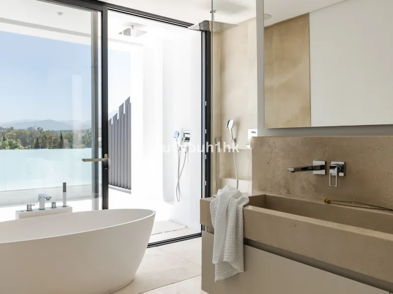 House - Detached Villa в продаже в Marbella, Málaga. В доме 6 спален и 6 ванных комнат. Площадь дома 476 м². Площадь участка 618 м²