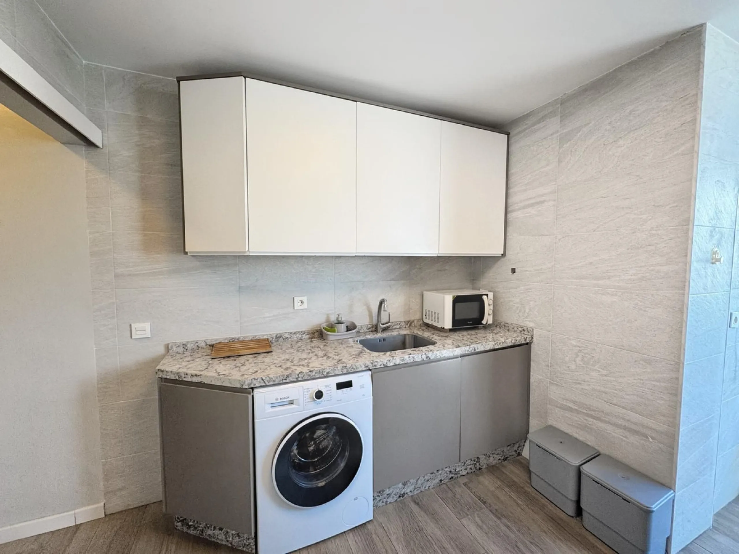 Discover this magnificent apartment in Marbella, located in a privileged area where you will have everything you need within reach: bars, restaurants, leisure areas, shops, and all essential services for a comfortable and dynamic lifestyle. In addition, i