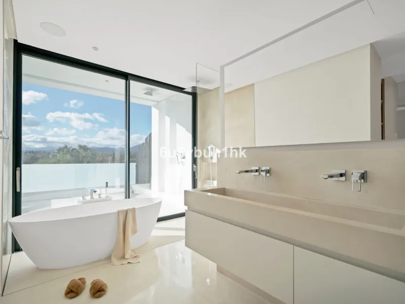 House - Detached Villa в продаже в Marbella, Málaga. В доме 6 спален и 6 ванных комнат. Площадь дома 476 м². Площадь участка 618 м²