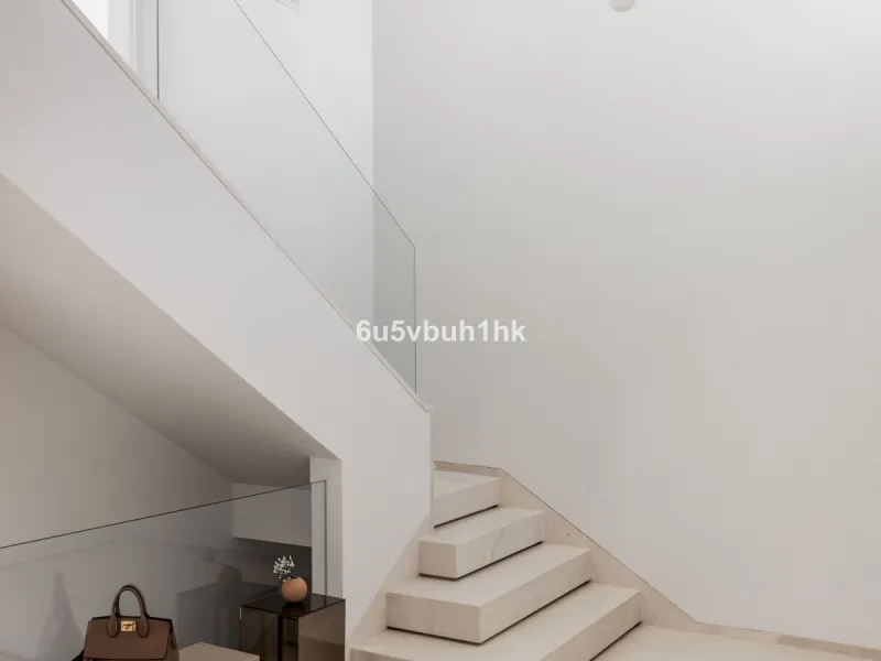 House - Detached Villa в продаже в Marbella, Málaga. В доме 6 спален и 6 ванных комнат. Площадь дома 476 м². Площадь участка 618 м²