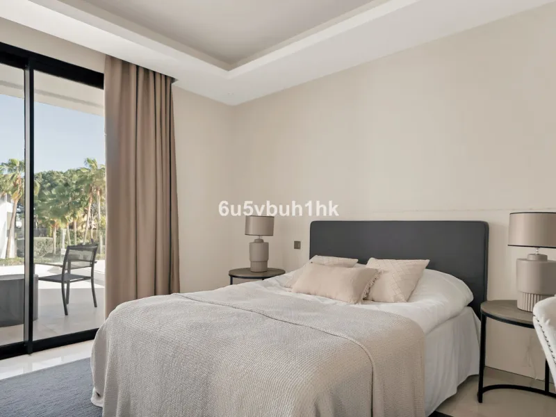 House - Detached Villa в продаже в Marbella, Málaga. В доме 6 спален и 6 ванных комнат. Площадь дома 476 м². Площадь участка 618 м²