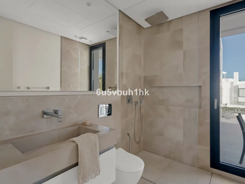 House - Detached Villa в продаже в Marbella, Málaga. В доме 6 спален и 6 ванных комнат. Площадь дома 476 м². Площадь участка 618 м²