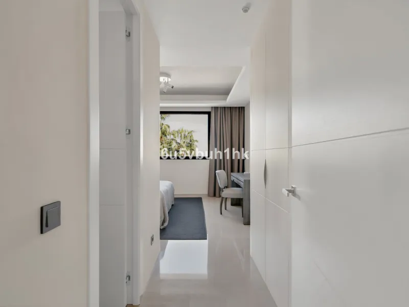 House - Detached Villa в продаже в Marbella, Málaga. В доме 6 спален и 6 ванных комнат. Площадь дома 476 м². Площадь участка 618 м²