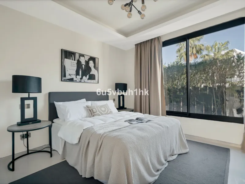 House - Detached Villa в продаже в Marbella, Málaga. В доме 6 спален и 6 ванных комнат. Площадь дома 476 м². Площадь участка 618 м²