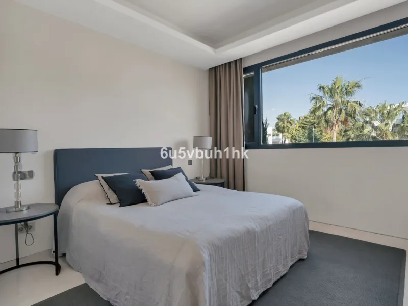 House - Detached Villa в продаже в Marbella, Málaga. В доме 6 спален и 6 ванных комнат. Площадь дома 476 м². Площадь участка 618 м²
