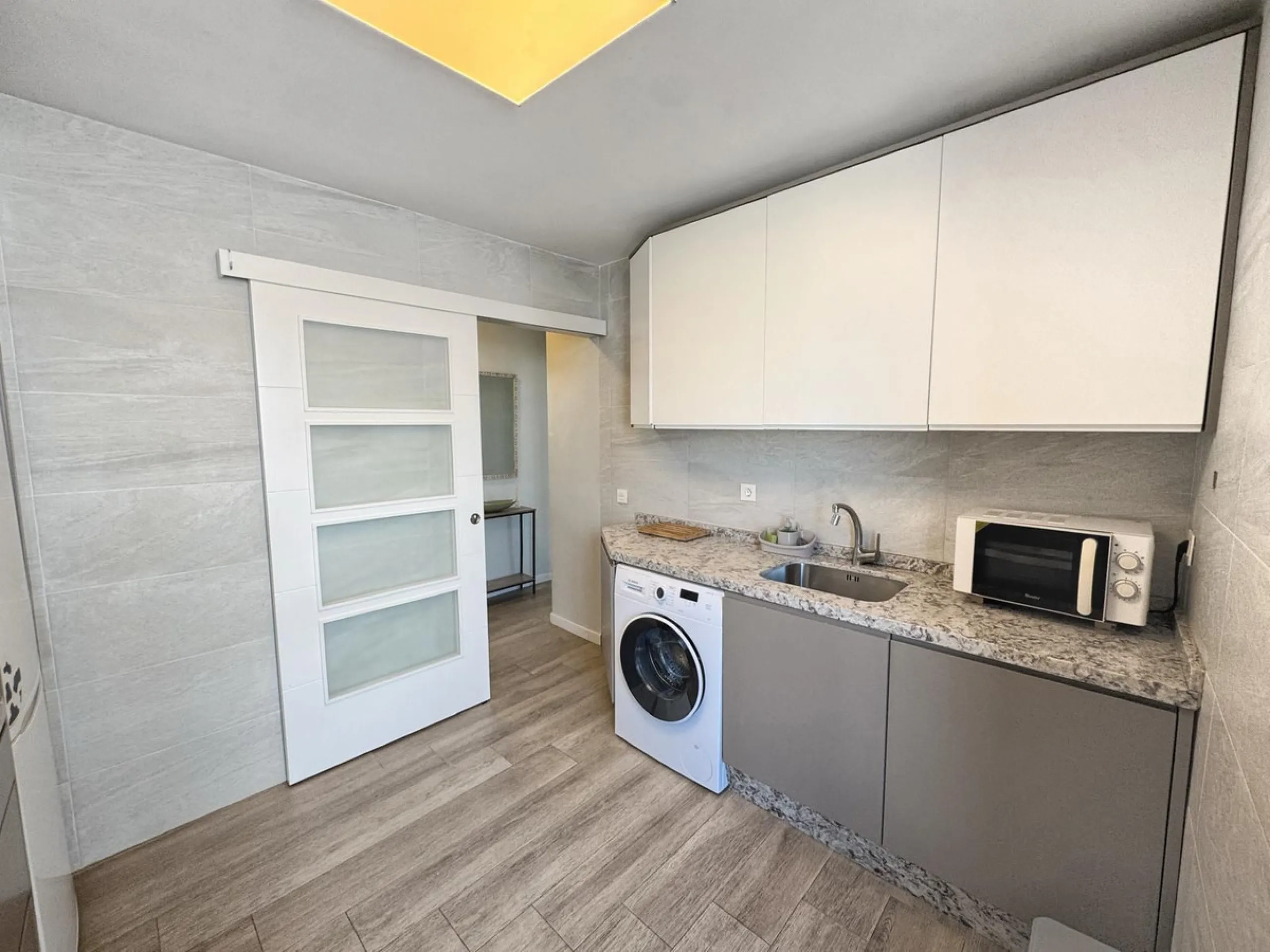 Discover this magnificent apartment in Marbella, located in a privileged area where you will have everything you need within reach: bars, restaurants, leisure areas, shops, and all essential services for a comfortable and dynamic lifestyle. In addition, i