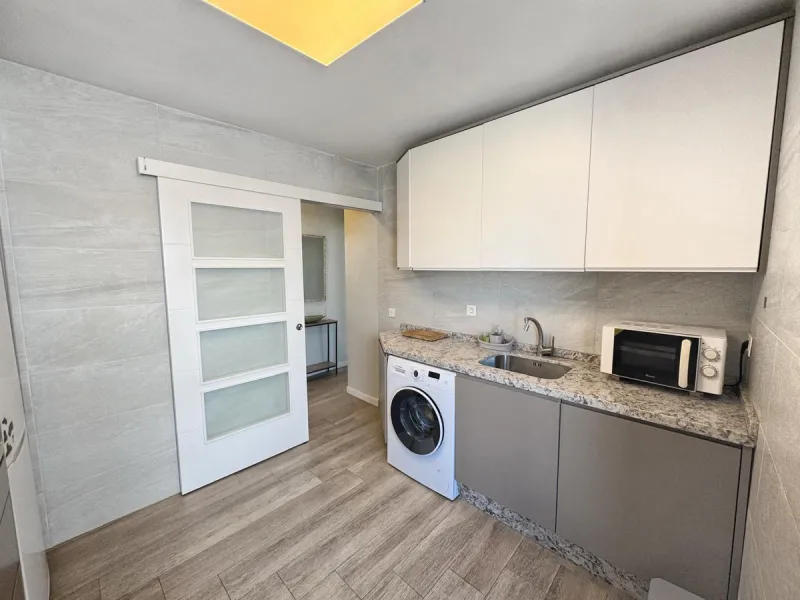 Discover this magnificent apartment in Marbella, located in a privileged area where you will have everything you need within reach: bars, restaurants, leisure areas, shops, and all essential services for a comfortable and dynamic lifestyle. In addition, i