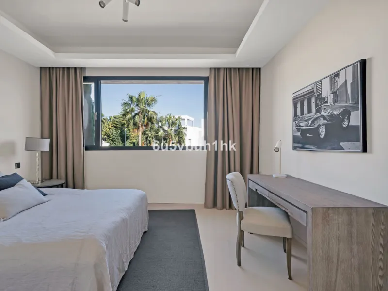 House - Detached Villa в продаже в Marbella, Málaga. В доме 6 спален и 6 ванных комнат. Площадь дома 476 м². Площадь участка 618 м²