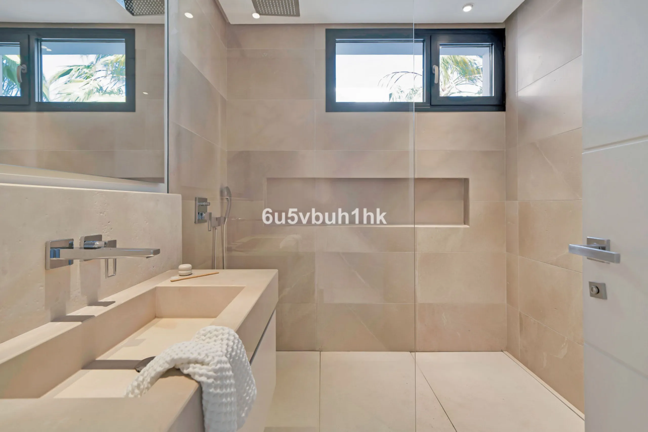 House - Detached Villa в продаже в Marbella, Málaga. В доме 6 спален и 6 ванных комнат. Площадь дома 476 м². Площадь участка 618 м²