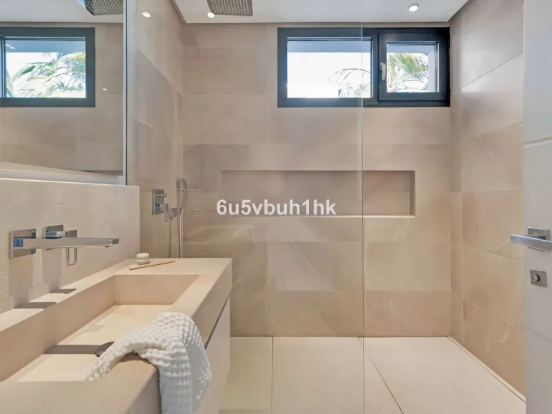 House - Detached Villa в продаже в Marbella, Málaga. В доме 6 спален и 6 ванных комнат. Площадь дома 476 м². Площадь участка 618 м²