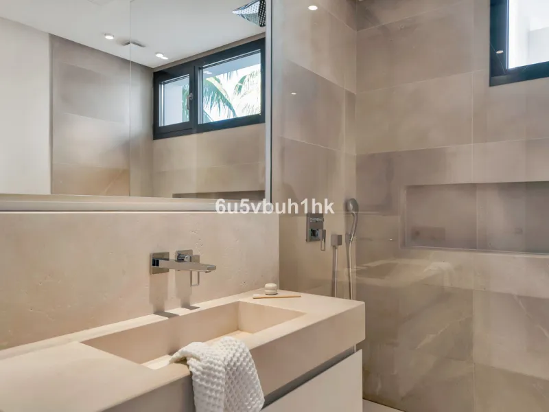 House - Detached Villa в продаже в Marbella, Málaga. В доме 6 спален и 6 ванных комнат. Площадь дома 476 м². Площадь участка 618 м²