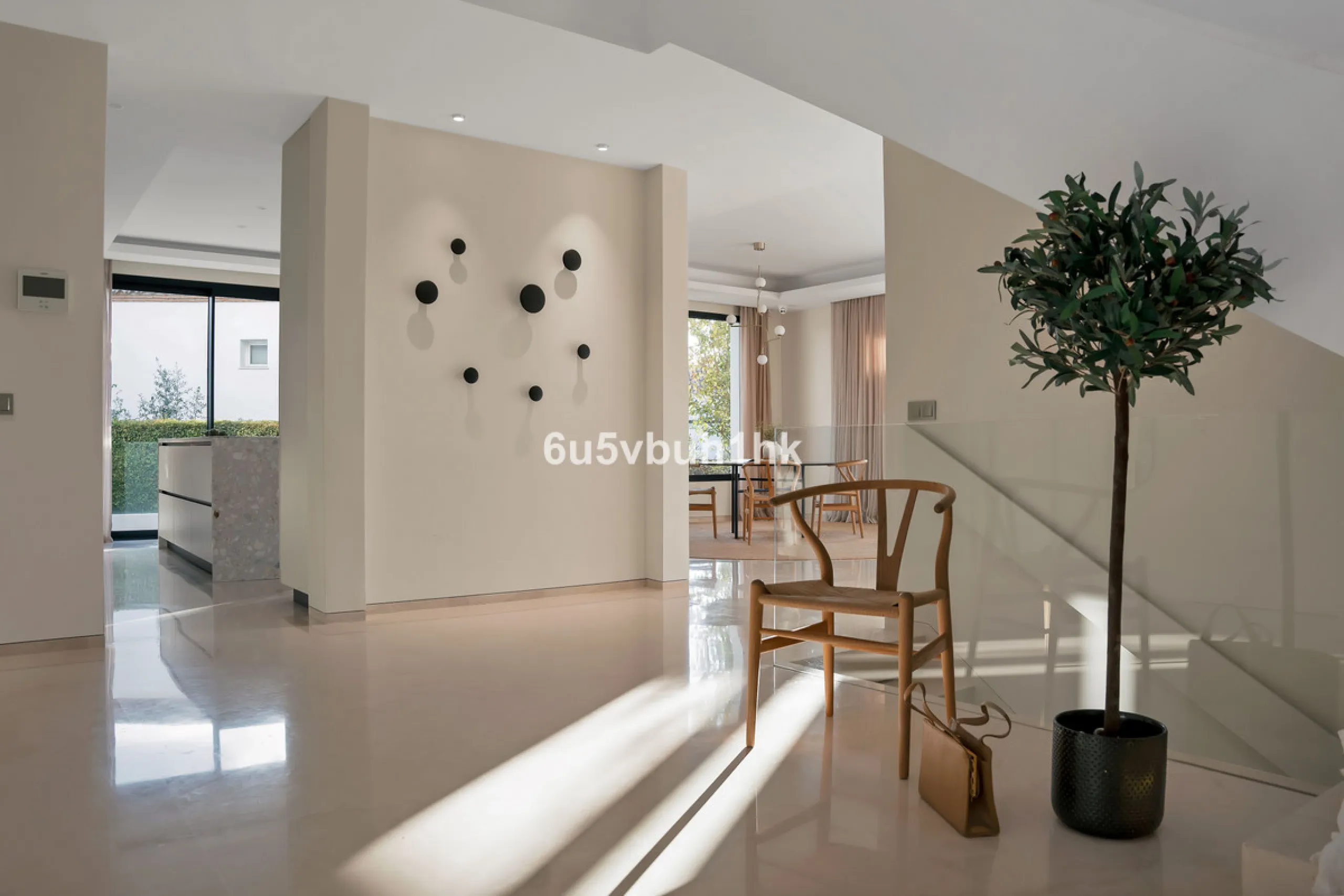 House - Detached Villa в продаже в Marbella, Málaga. В доме 6 спален и 6 ванных комнат. Площадь дома 476 м². Площадь участка 618 м²