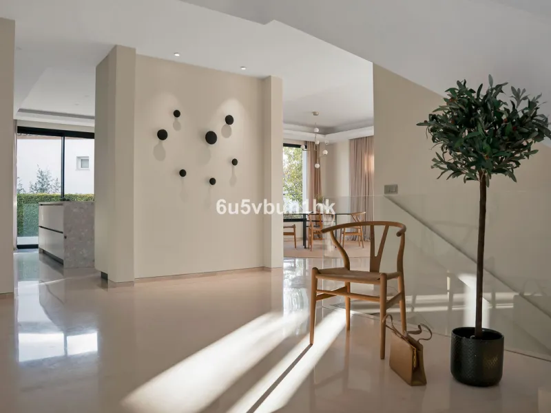 House - Detached Villa в продаже в Marbella, Málaga. В доме 6 спален и 6 ванных комнат. Площадь дома 476 м². Площадь участка 618 м²