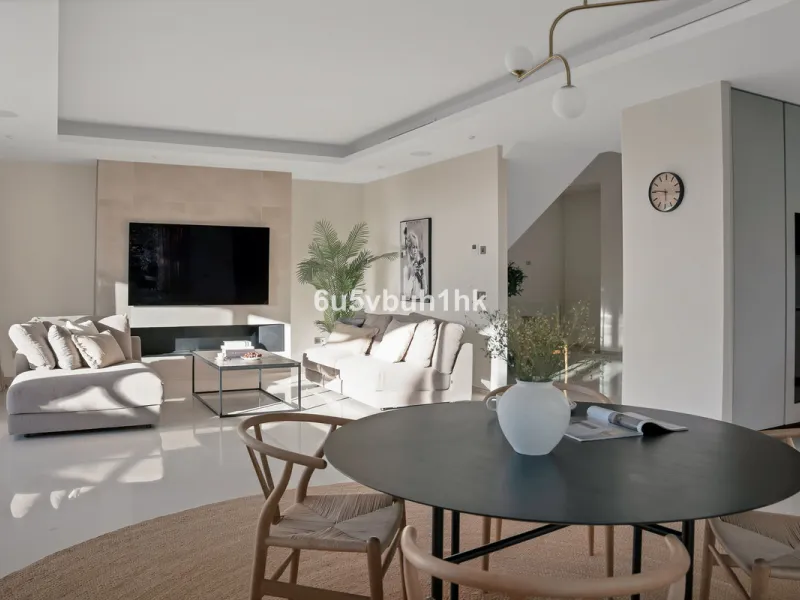 House - Detached Villa в продаже в Marbella, Málaga. В доме 6 спален и 6 ванных комнат. Площадь дома 476 м². Площадь участка 618 м²