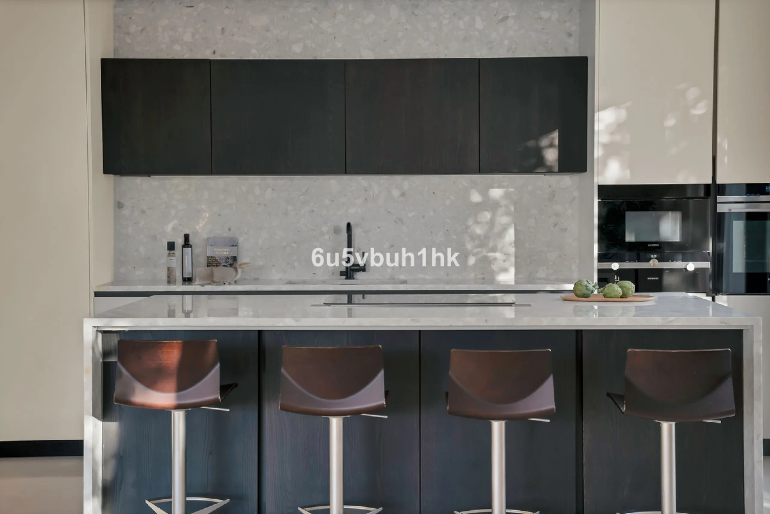 House - Detached Villa в продаже в Marbella, Málaga. В доме 6 спален и 6 ванных комнат. Площадь дома 476 м². Площадь участка 618 м²