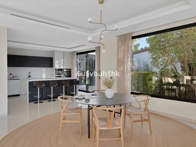House - Detached Villa в продаже в Marbella, Málaga. В доме 6 спален и 6 ванных комнат. Площадь дома 476 м². Площадь участка 618 м²