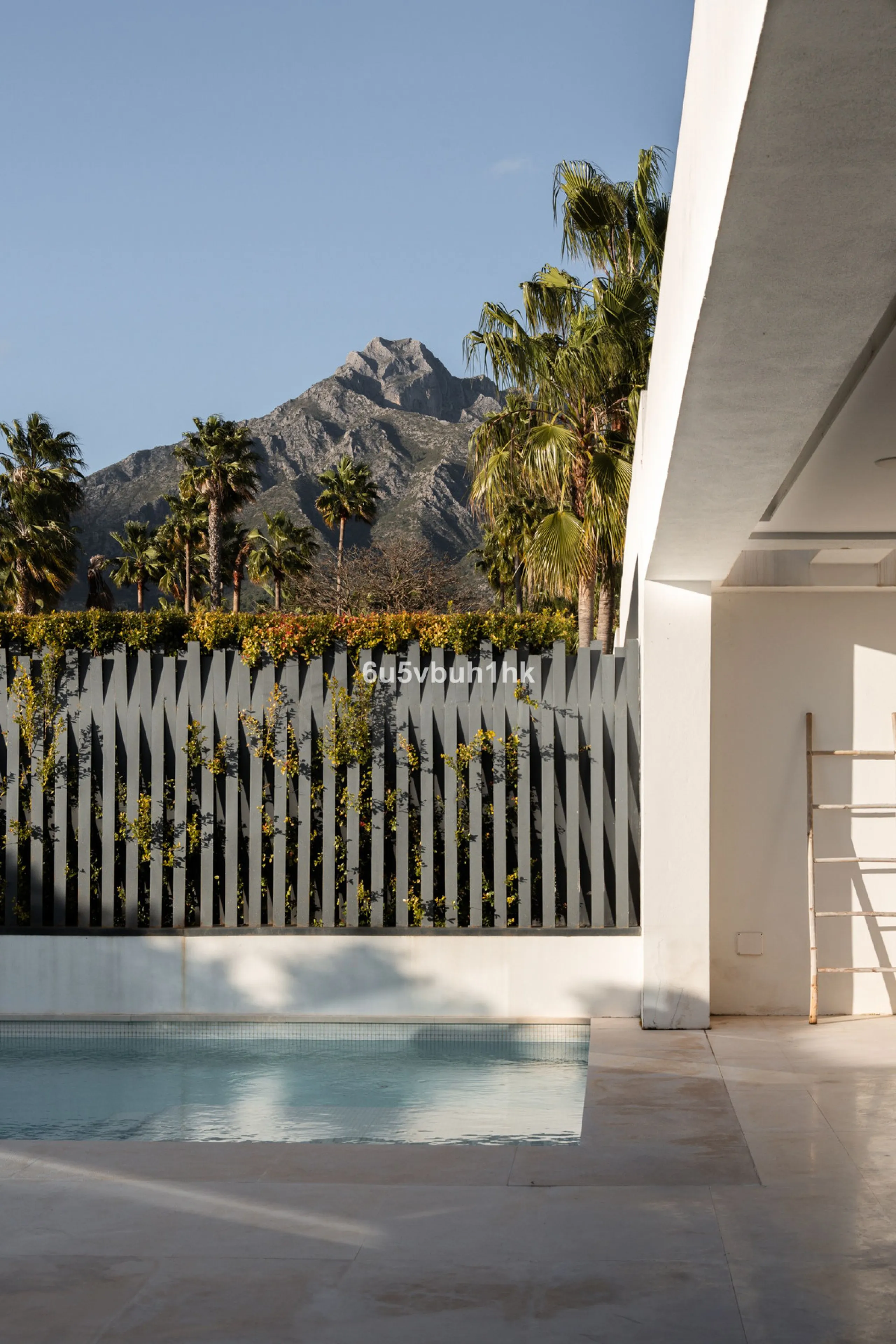 House - Detached Villa в продаже в Marbella, Málaga. В доме 6 спален и 6 ванных комнат. Площадь дома 476 м². Площадь участка 618 м²