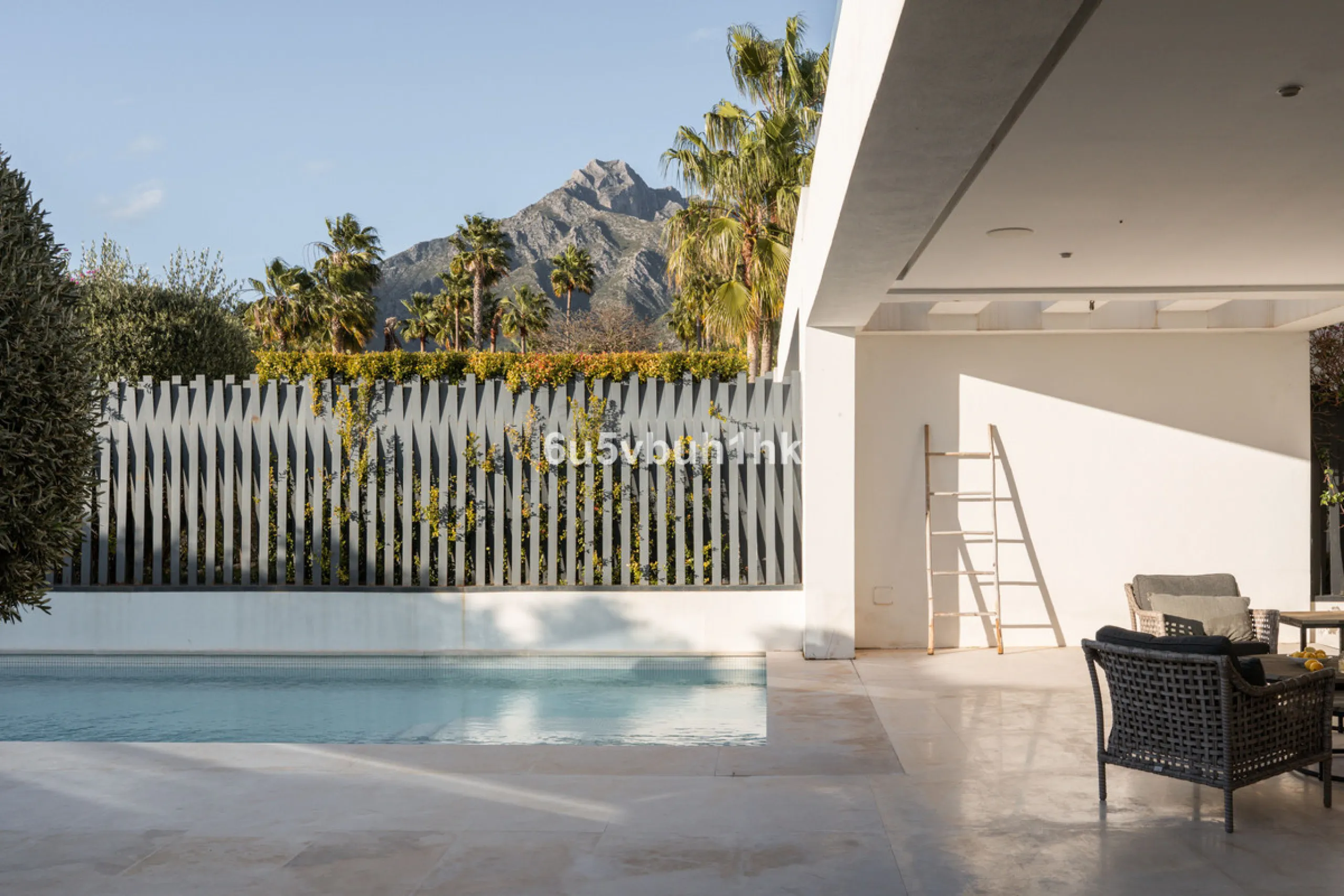 House - Detached Villa в продаже в Marbella, Málaga. В доме 6 спален и 6 ванных комнат. Площадь дома 476 м². Площадь участка 618 м²