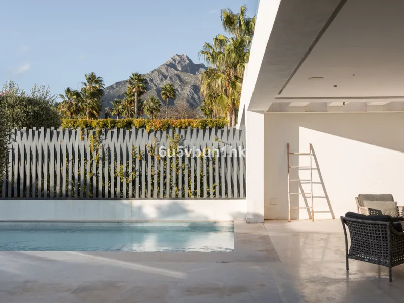 House - Detached Villa в продаже в Marbella, Málaga. В доме 6 спален и 6 ванных комнат. Площадь дома 476 м². Площадь участка 618 м²