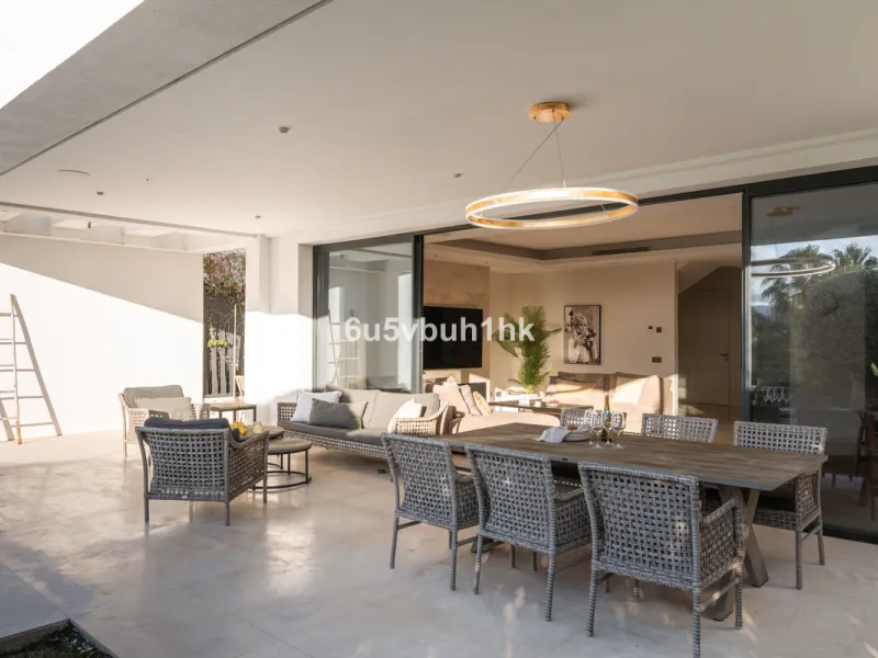House - Detached Villa в продаже в Marbella, Málaga. В доме 6 спален и 6 ванных комнат. Площадь дома 476 м². Площадь участка 618 м²