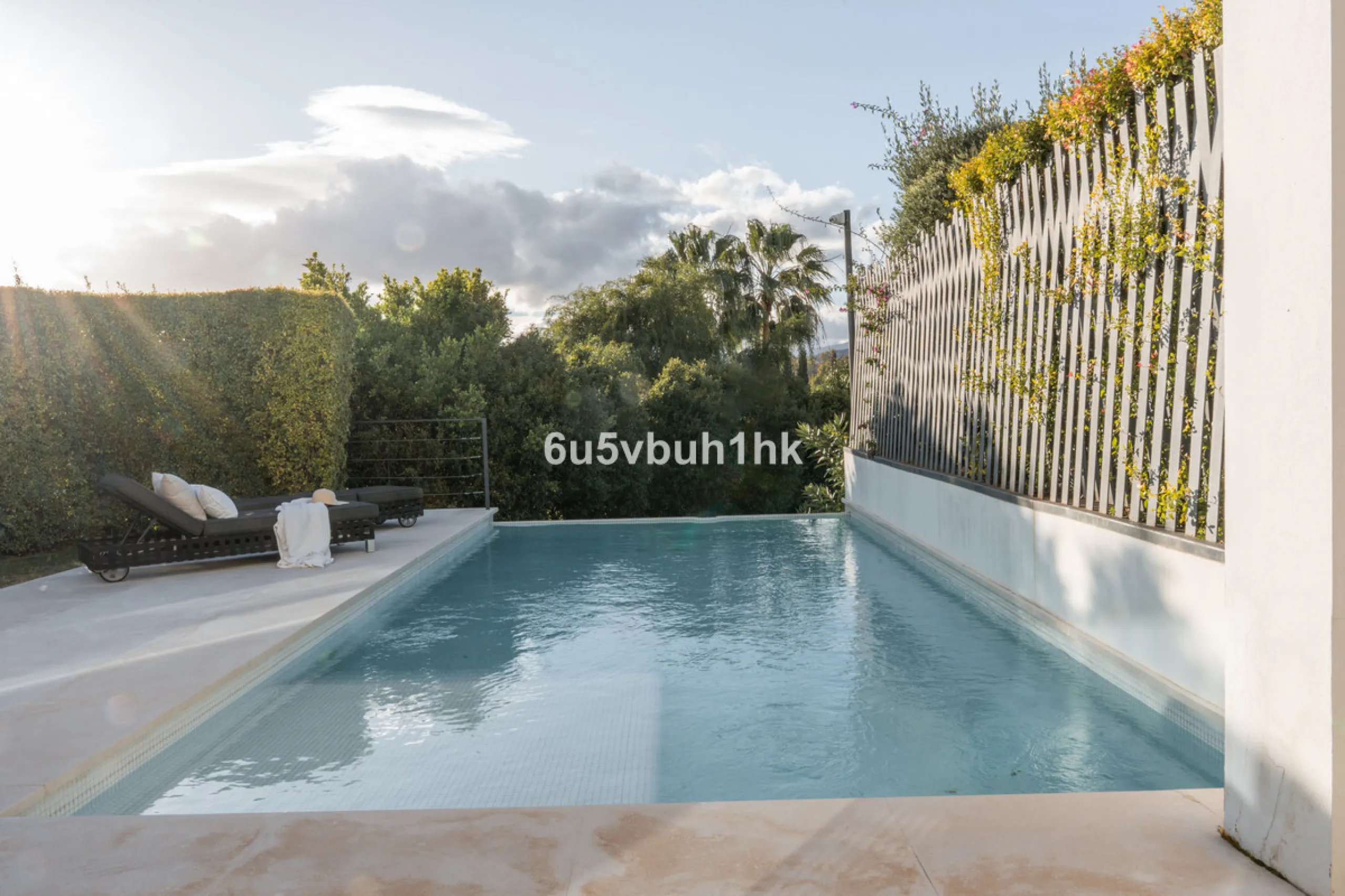 House - Detached Villa в продаже в Marbella, Málaga. В доме 6 спален и 6 ванных комнат. Площадь дома 476 м². Площадь участка 618 м²