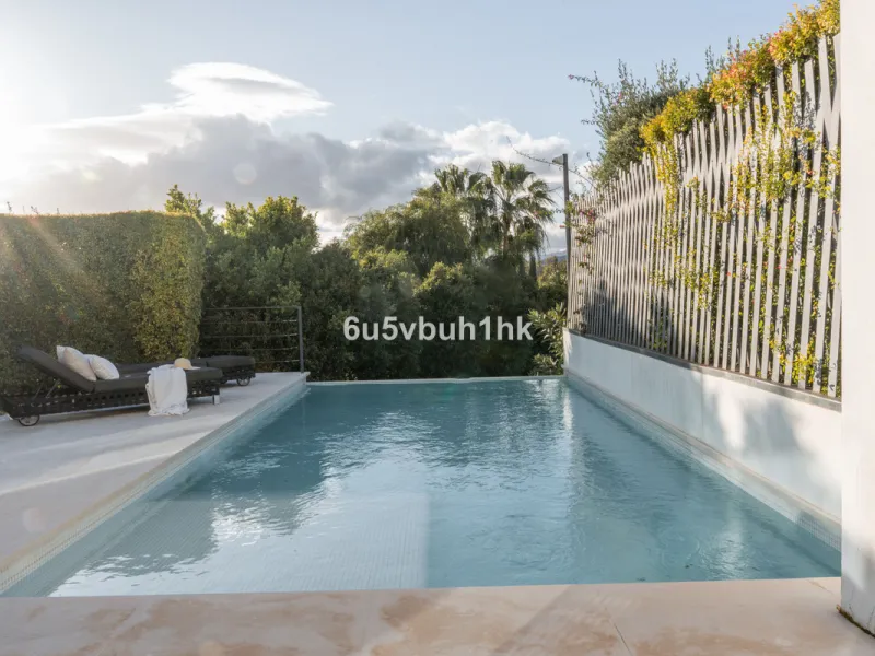 House - Detached Villa в продаже в Marbella, Málaga. В доме 6 спален и 6 ванных комнат. Площадь дома 476 м². Площадь участка 618 м²