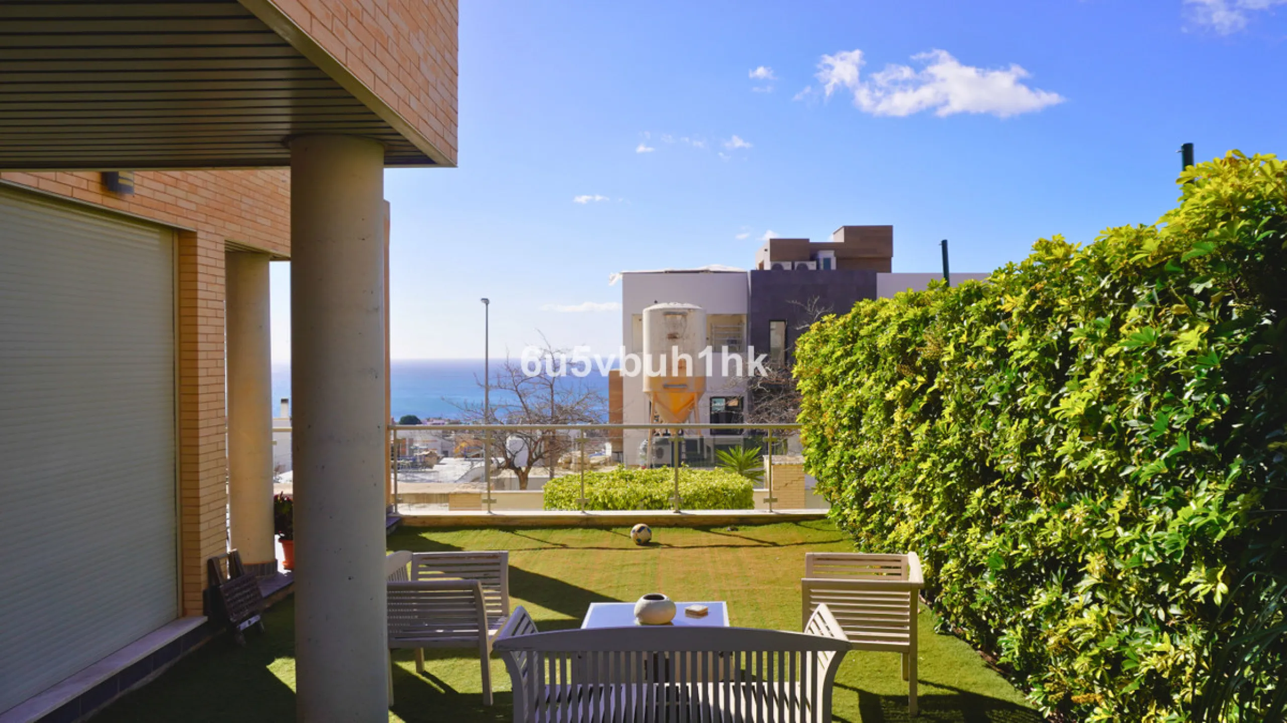 Located in one of the most sought-after residential areas of East Málaga, Hacienda Paredes, this property perfectly combines tranquility, spaciousness, and excellent connections to the rest of the city. Ideal for families, it sits next to the A-7 motorway