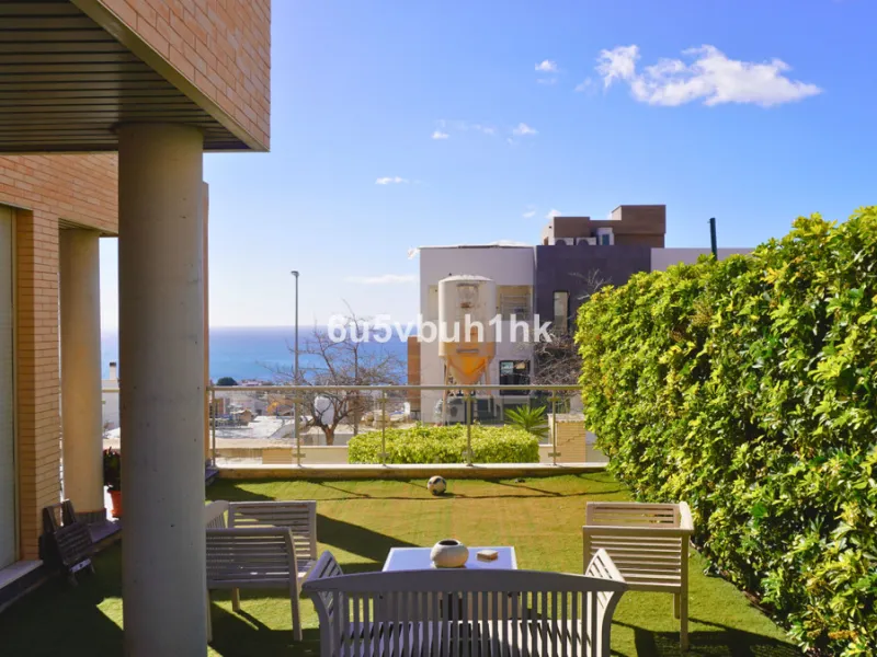 Located in one of the most sought-after residential areas of East Málaga, Hacienda Paredes, this property perfectly combines tranquility, spaciousness, and excellent connections to the rest of the city. Ideal for families, it sits next to the A-7 motorway