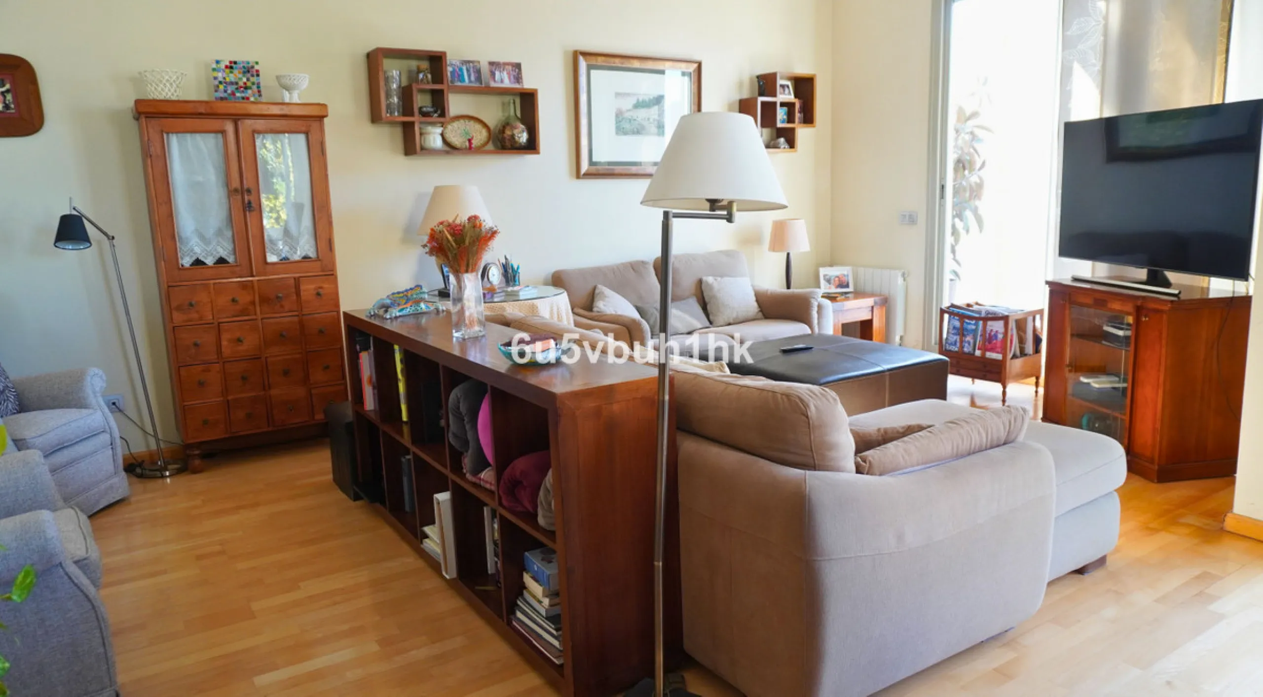 Located in one of the most sought-after residential areas of East Málaga, Hacienda Paredes, this property perfectly combines tranquility, spaciousness, and excellent connections to the rest of the city. Ideal for families, it sits next to the A-7 motorway