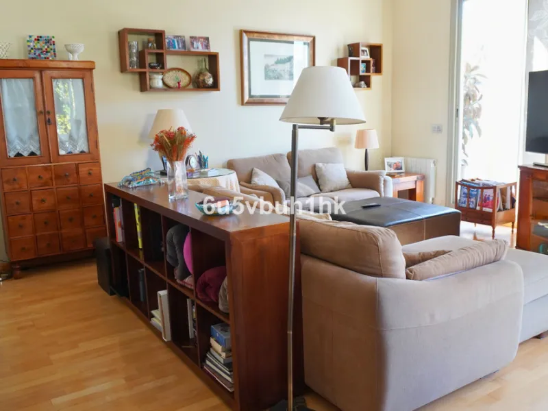 Located in one of the most sought-after residential areas of East Málaga, Hacienda Paredes, this property perfectly combines tranquility, spaciousness, and excellent connections to the rest of the city. Ideal for families, it sits next to the A-7 motorway