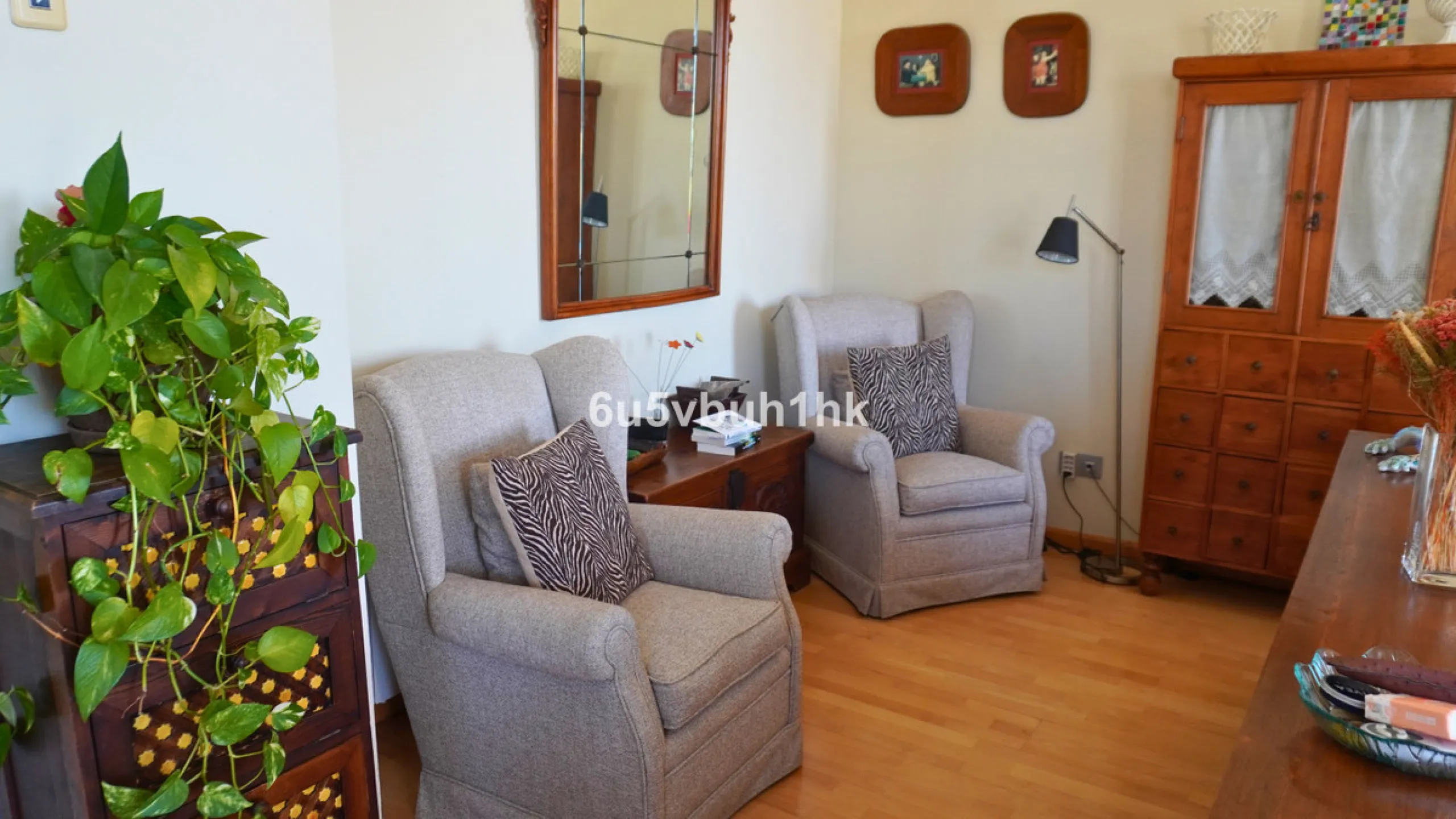 Located in one of the most sought-after residential areas of East Málaga, Hacienda Paredes, this property perfectly combines tranquility, spaciousness, and excellent connections to the rest of the city. Ideal for families, it sits next to the A-7 motorway