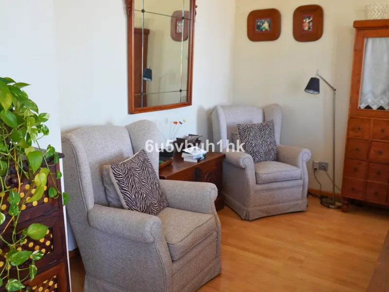Located in one of the most sought-after residential areas of East Málaga, Hacienda Paredes, this property perfectly combines tranquility, spaciousness, and excellent connections to the rest of the city. Ideal for families, it sits next to the A-7 motorway