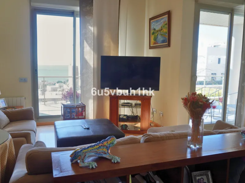 Located in one of the most sought-after residential areas of East Málaga, Hacienda Paredes, this property perfectly combines tranquility, spaciousness, and excellent connections to the rest of the city. Ideal for families, it sits next to the A-7 motorway