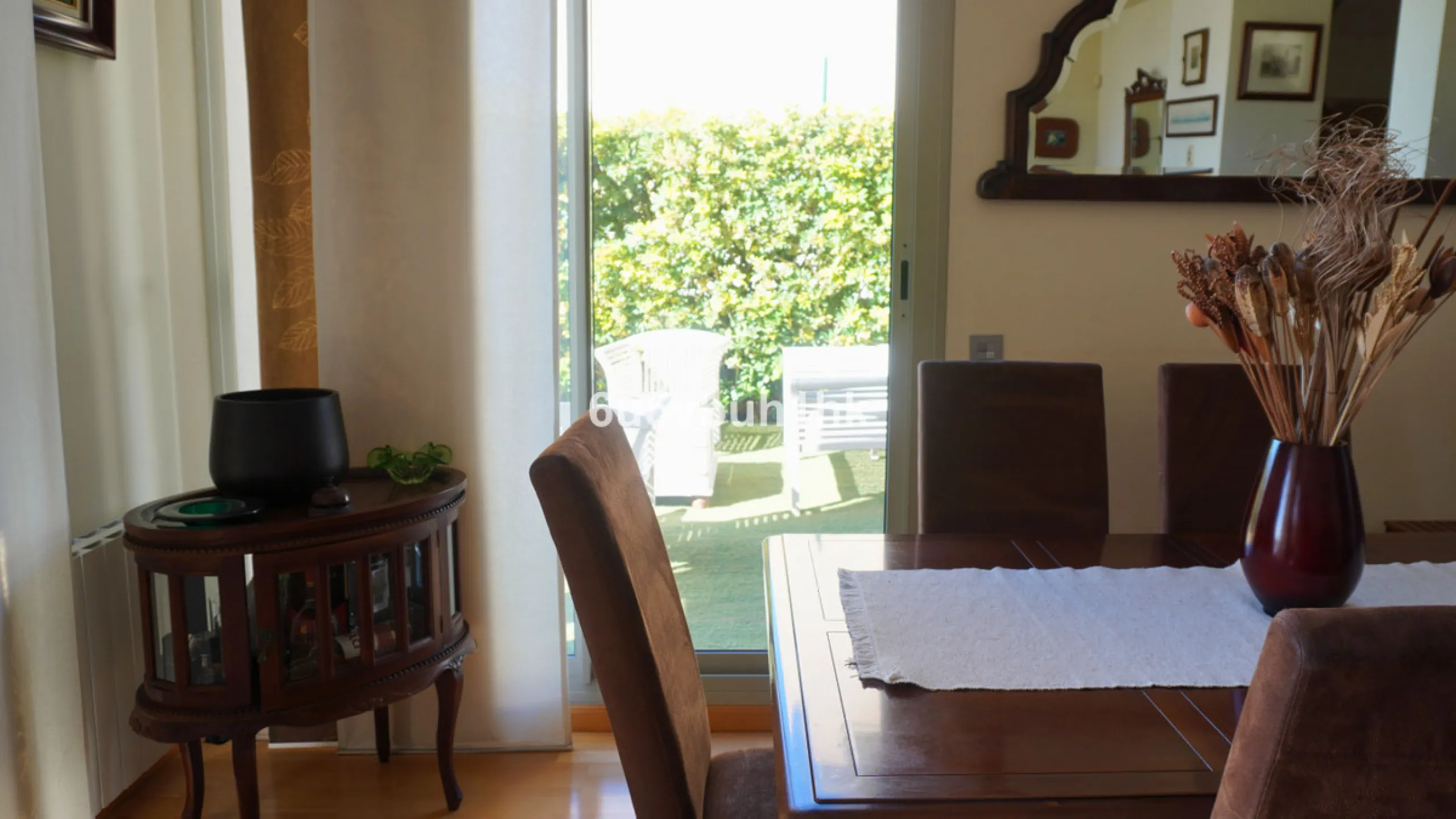 Located in one of the most sought-after residential areas of East Málaga, Hacienda Paredes, this property perfectly combines tranquility, spaciousness, and excellent connections to the rest of the city. Ideal for families, it sits next to the A-7 motorway