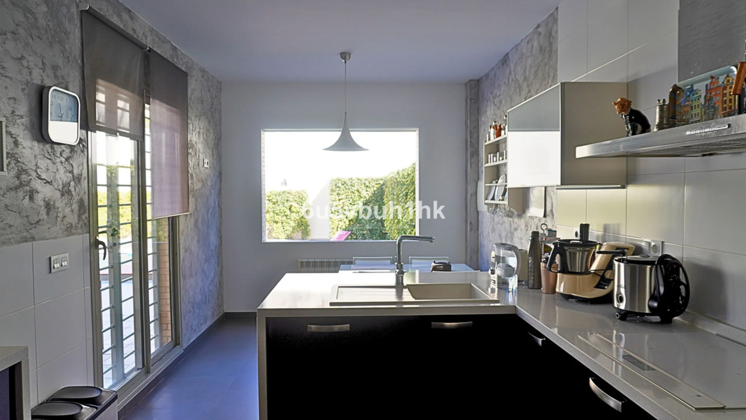 Located in one of the most sought-after residential areas of East Málaga, Hacienda Paredes, this property perfectly combines tranquility, spaciousness, and excellent connections to the rest of the city. Ideal for families, it sits next to the A-7 motorway