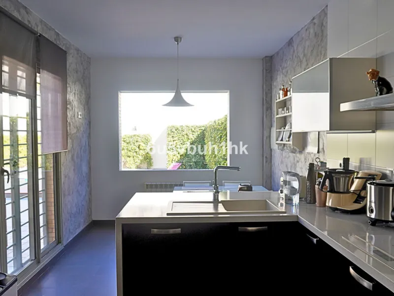 Located in one of the most sought-after residential areas of East Málaga, Hacienda Paredes, this property perfectly combines tranquility, spaciousness, and excellent connections to the rest of the city. Ideal for families, it sits next to the A-7 motorway