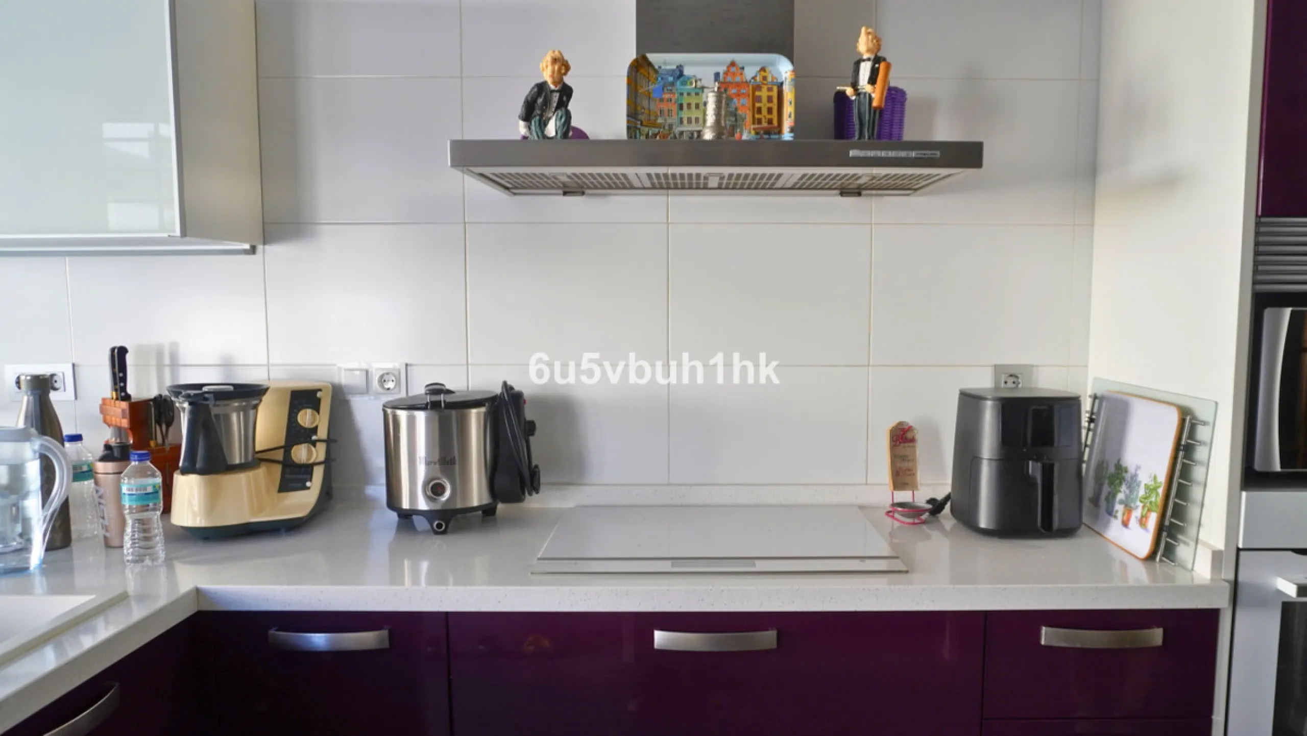 Located in one of the most sought-after residential areas of East Málaga, Hacienda Paredes, this property perfectly combines tranquility, spaciousness, and excellent connections to the rest of the city. Ideal for families, it sits next to the A-7 motorway