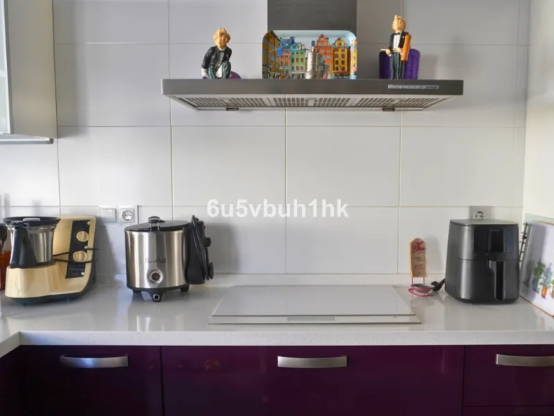 Located in one of the most sought-after residential areas of East Málaga, Hacienda Paredes, this property perfectly combines tranquility, spaciousness, and excellent connections to the rest of the city. Ideal for families, it sits next to the A-7 motorway