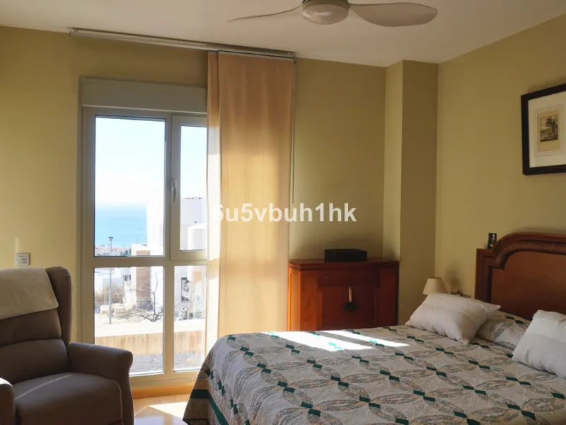 Located in one of the most sought-after residential areas of East Málaga, Hacienda Paredes, this property perfectly combines tranquility, spaciousness, and excellent connections to the rest of the city. Ideal for families, it sits next to the A-7 motorway