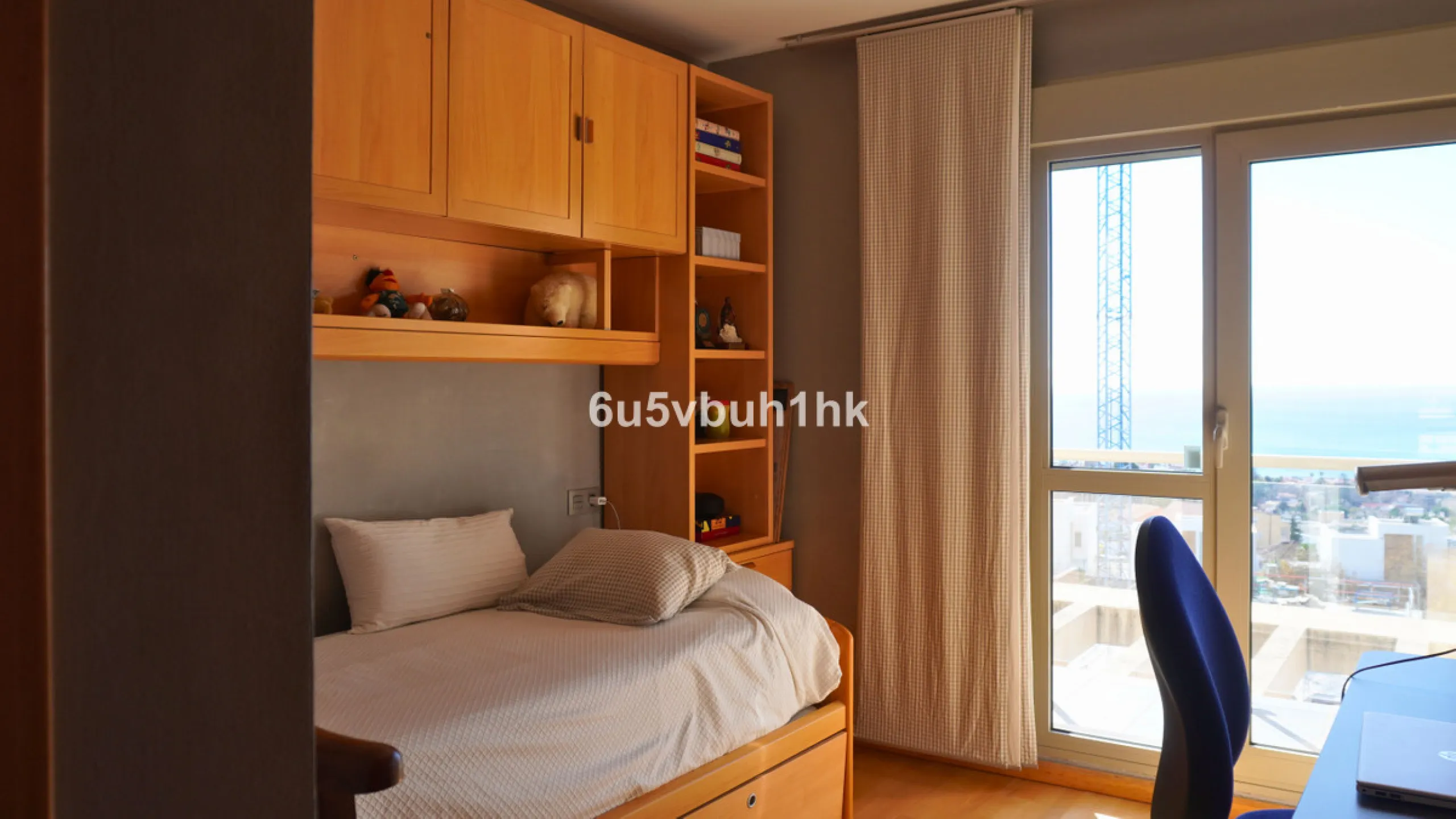 Located in one of the most sought-after residential areas of East Málaga, Hacienda Paredes, this property perfectly combines tranquility, spaciousness, and excellent connections to the rest of the city. Ideal for families, it sits next to the A-7 motorway