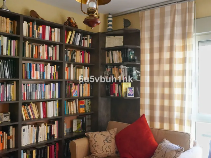 Located in one of the most sought-after residential areas of East Málaga, Hacienda Paredes, this property perfectly combines tranquility, spaciousness, and excellent connections to the rest of the city. Ideal for families, it sits next to the A-7 motorway